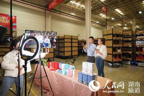 精準定位客戶需求,加快新產品研發,拓寬銷售渠道,借助互聯網實現企業
